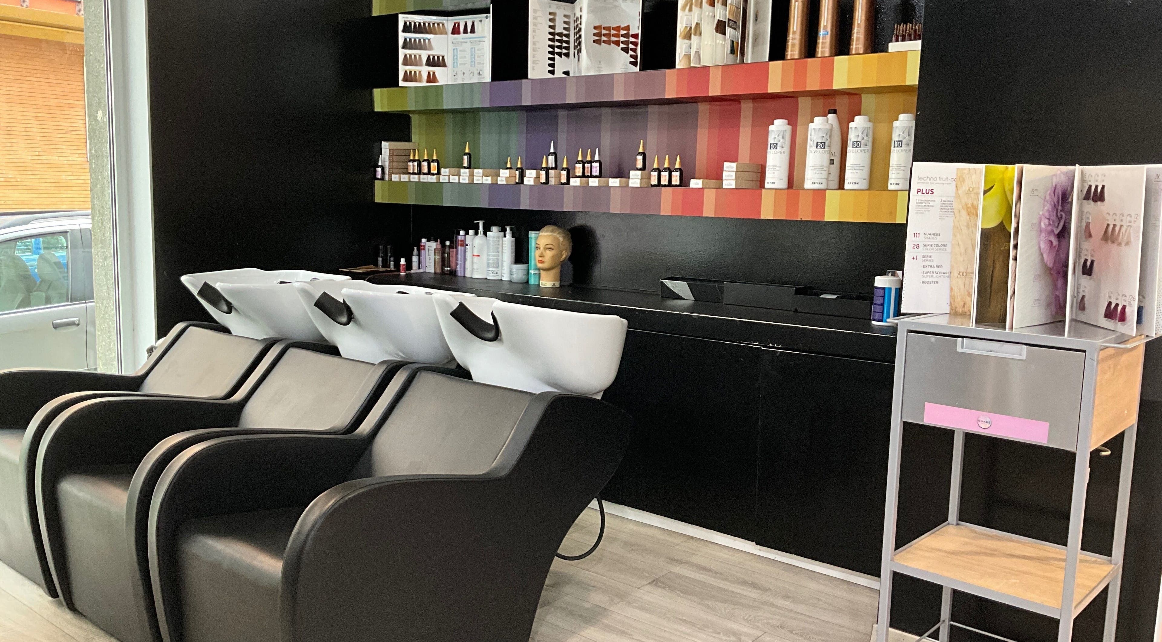 Elegant hair wash stations at Yesid Parra, Moncalieri, Piemonte, IT salon.