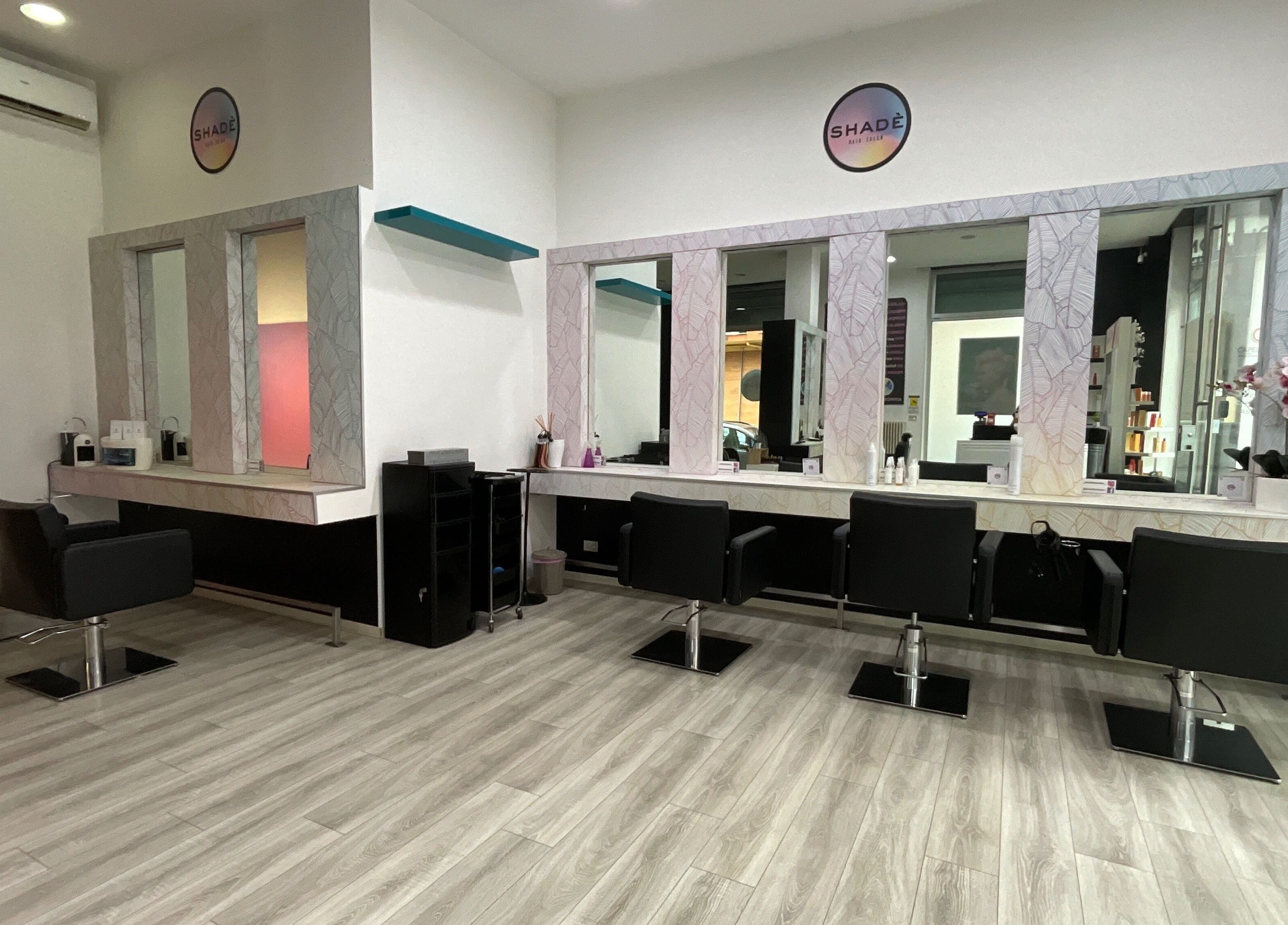Elegant salon interior at Yesid Parra, Moncalieri, Piemonte, IT with modern styling chairs and mirrors.