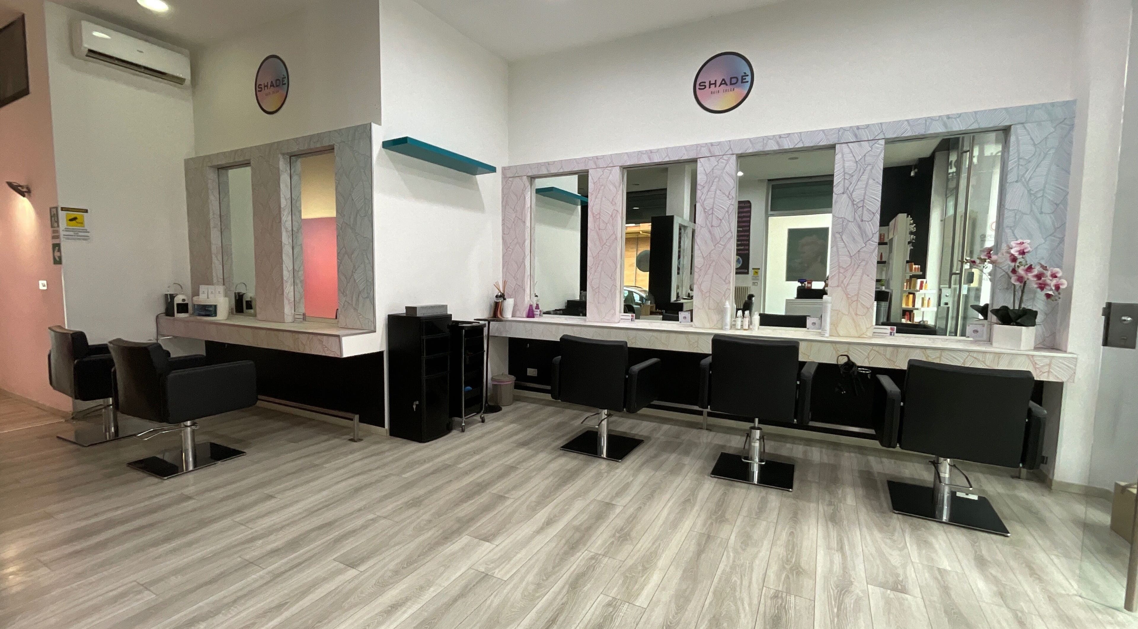 Elegant salon interior at Yesid Parra, Moncalieri, Piemonte, IT with modern styling chairs and mirrors.