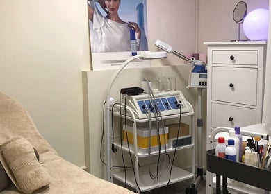 Sala de tratamientos en La Steticista, Barcelona, Catalunya, ES, equipada para terapias faciales.