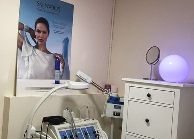 Sala de tratamientos en La Steticista, Barcelona, Catalunya, ES, con equipo de belleza y luz suave.