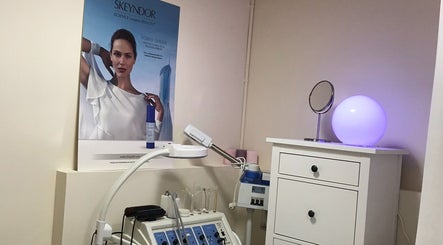 Sala de tratamientos en La Steticista, Barcelona, Catalunya, ES, con equipo de belleza y luz suave.