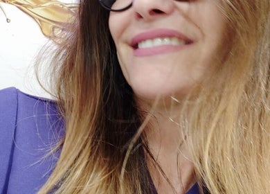 Mujer sonriendo en La Steticista, Barcelona, Catalunya, ES, mostrando bienestar y felicidad.