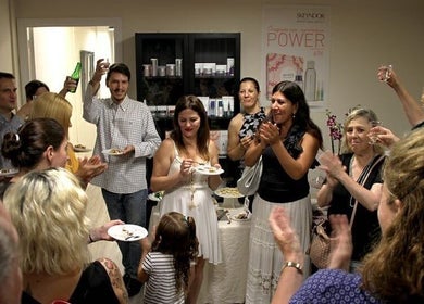 Grupo de personas celebrando evento social en La Steticista, Barcelona, Catalunya, ES.