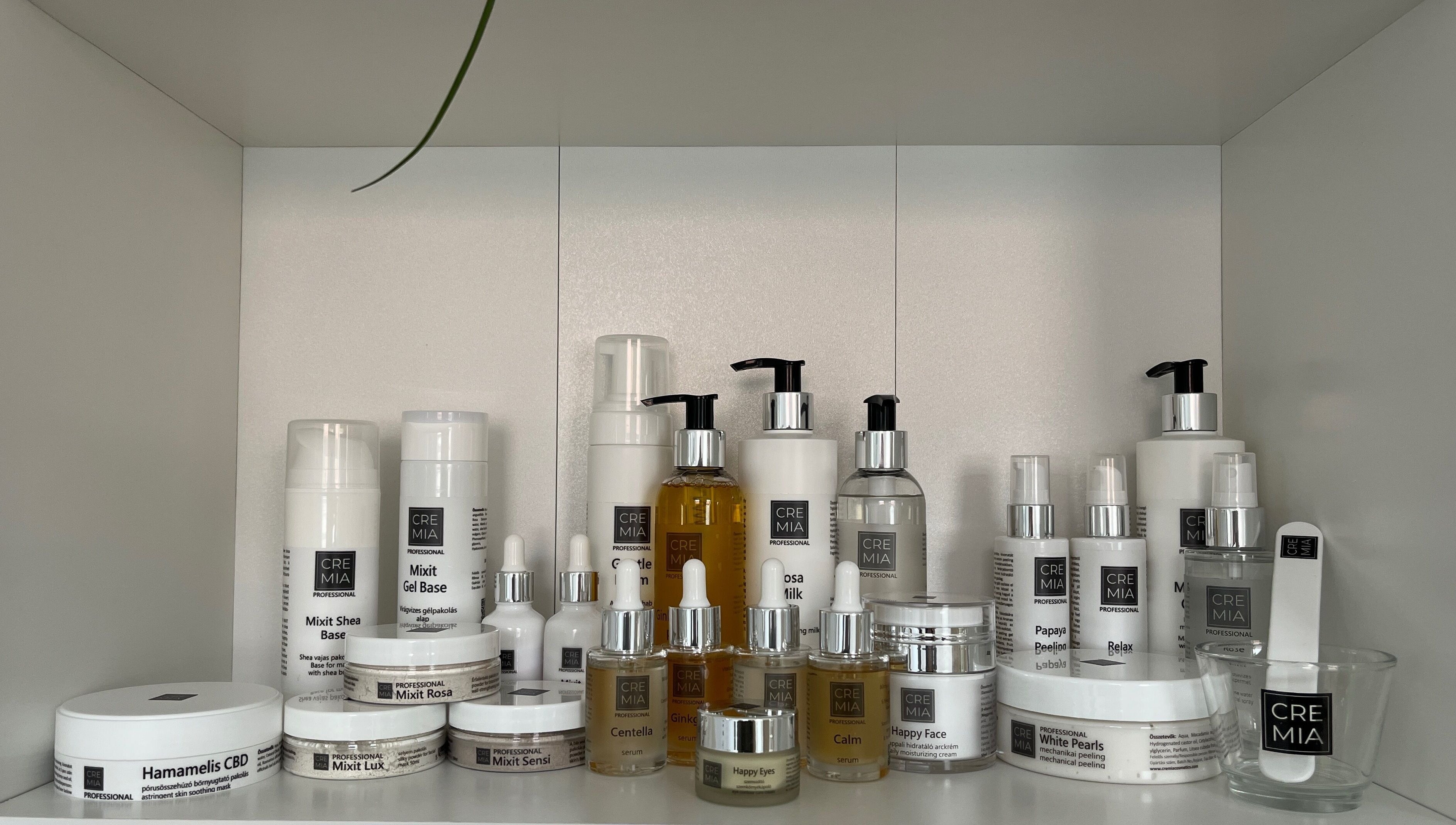 Cremia termékek szépségápolási polcon a Kálmán Adri Kozmetikusnál, Budaörs, HU.