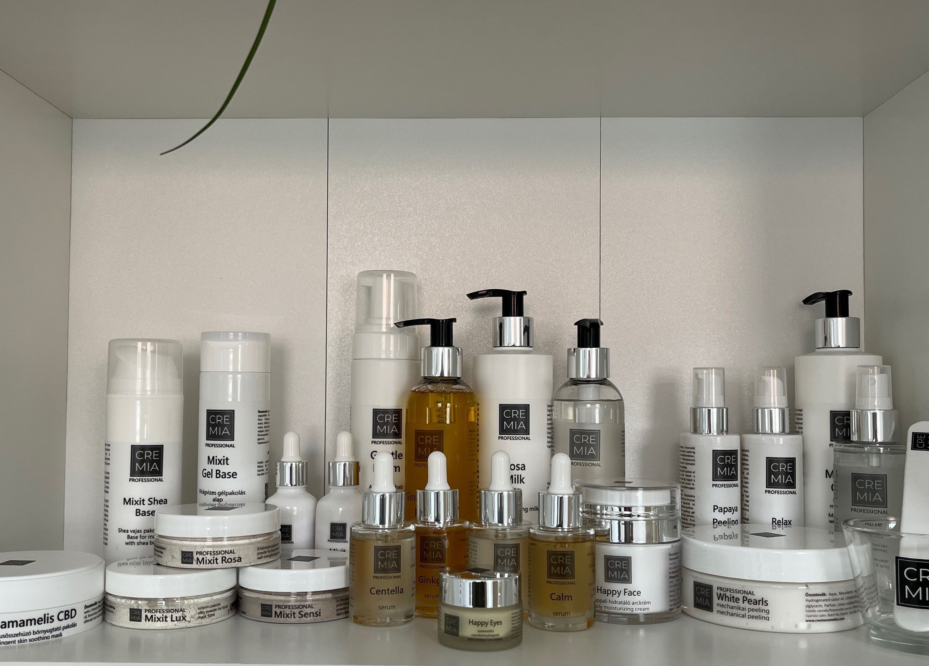 Cremia termékek szépségápolási polcon a Kálmán Adri Kozmetikusnál, Budaörs, HU.