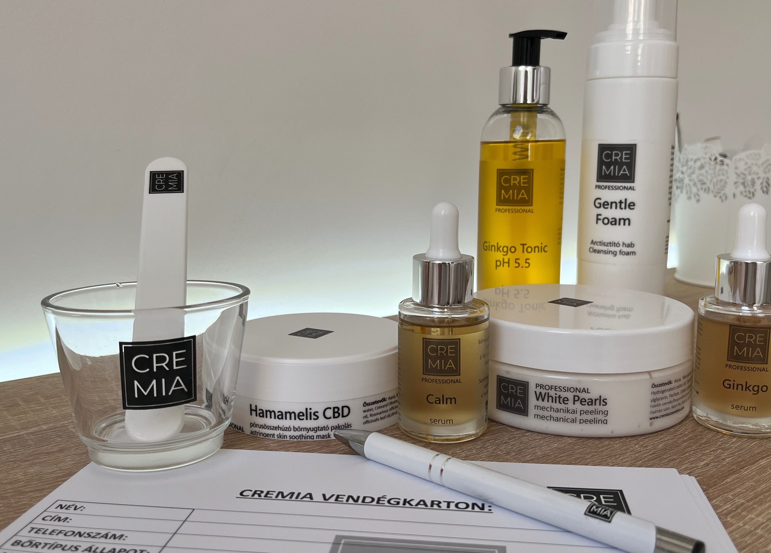 Kálmán Adri Kozmetikus szépségápoló termékei Budaörs, HU címén. Cremia termékek asztalon.