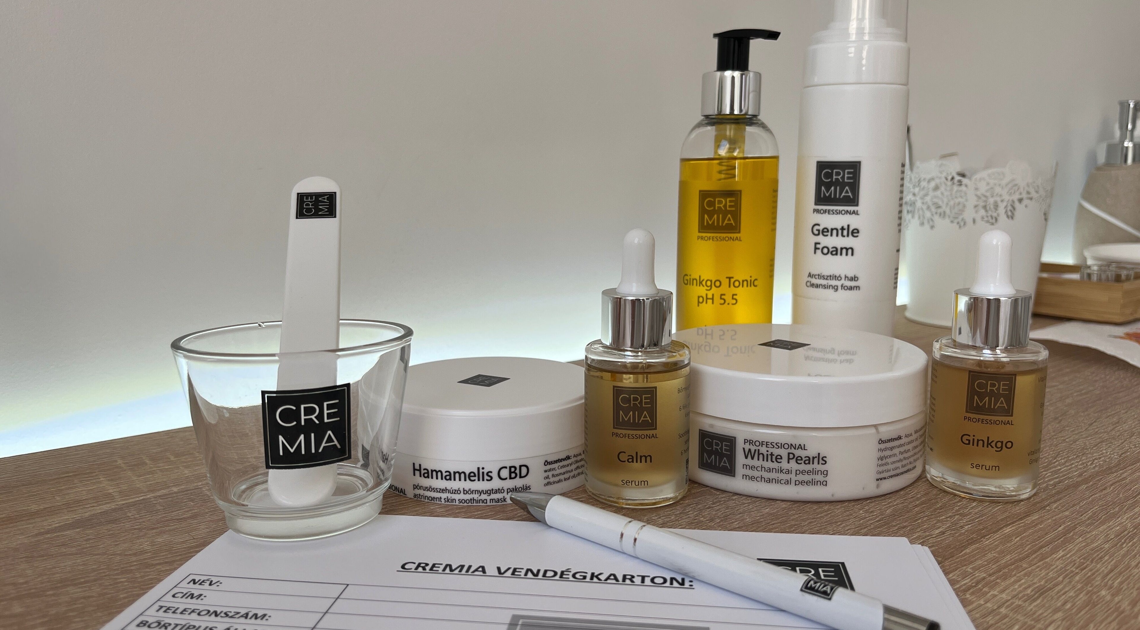 Kálmán Adri Kozmetikus szépségápoló termékei Budaörs, HU címén. Cremia termékek asztalon.