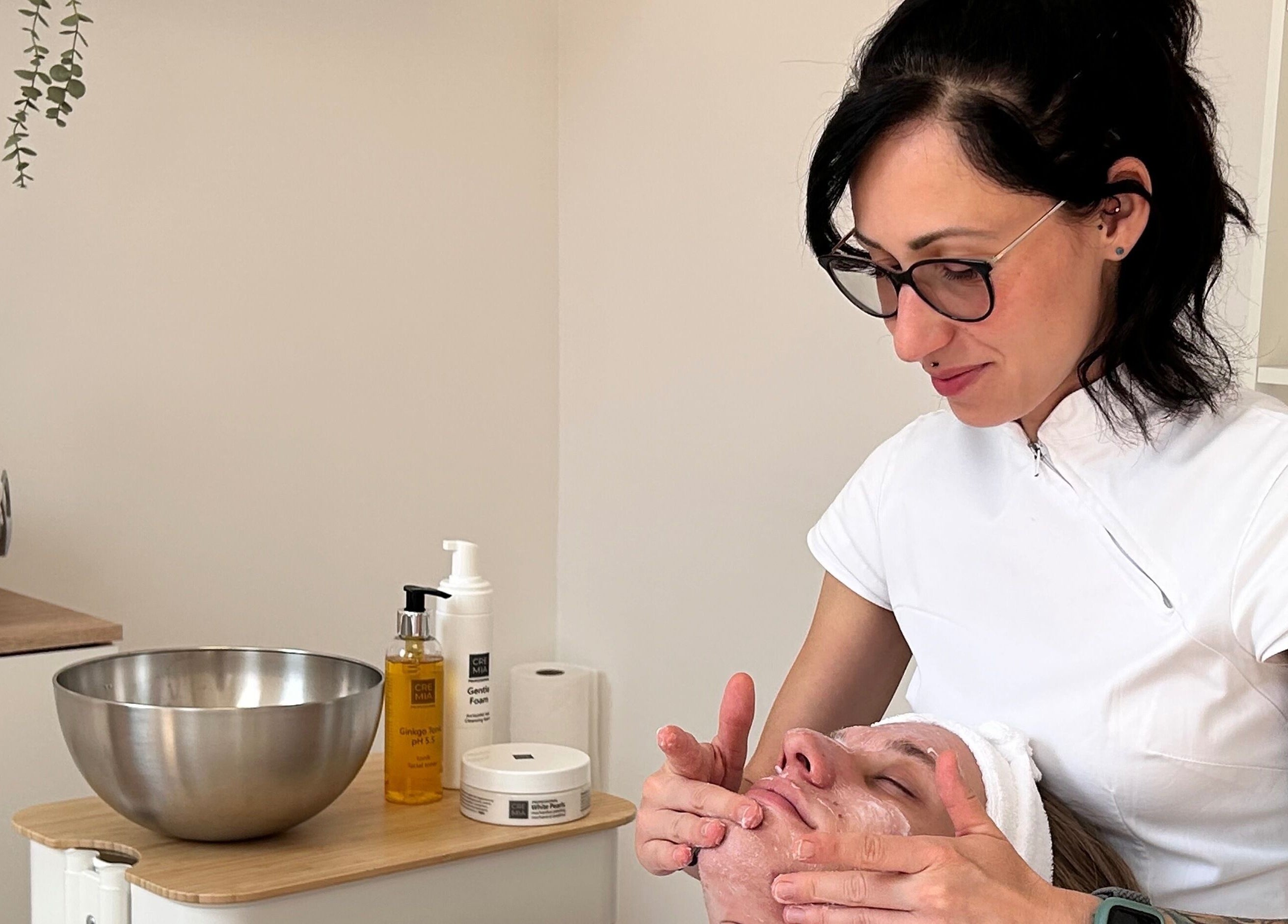 Kálmán Adri Kozmetikus Budaörs, HU szakember arckezelést végez egy vendégen.