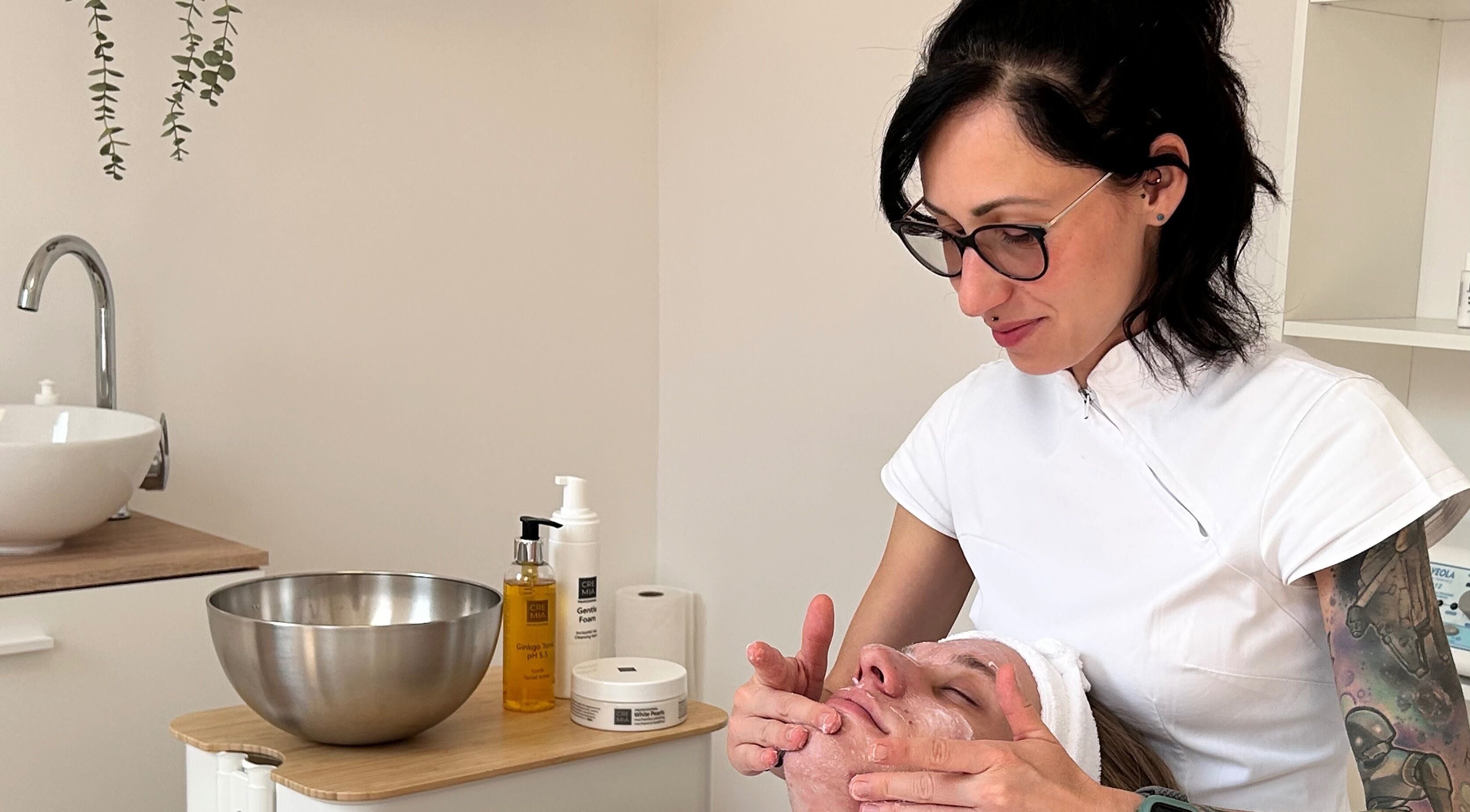 Kálmán Adri Kozmetikus Budaörs, HU szakember arckezelést végez egy vendégen.