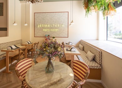 Interior elegante de La Esmaltería Getafe en Getafe, Comunidad De Madrid, ES, con decoración y sofás acogedores.