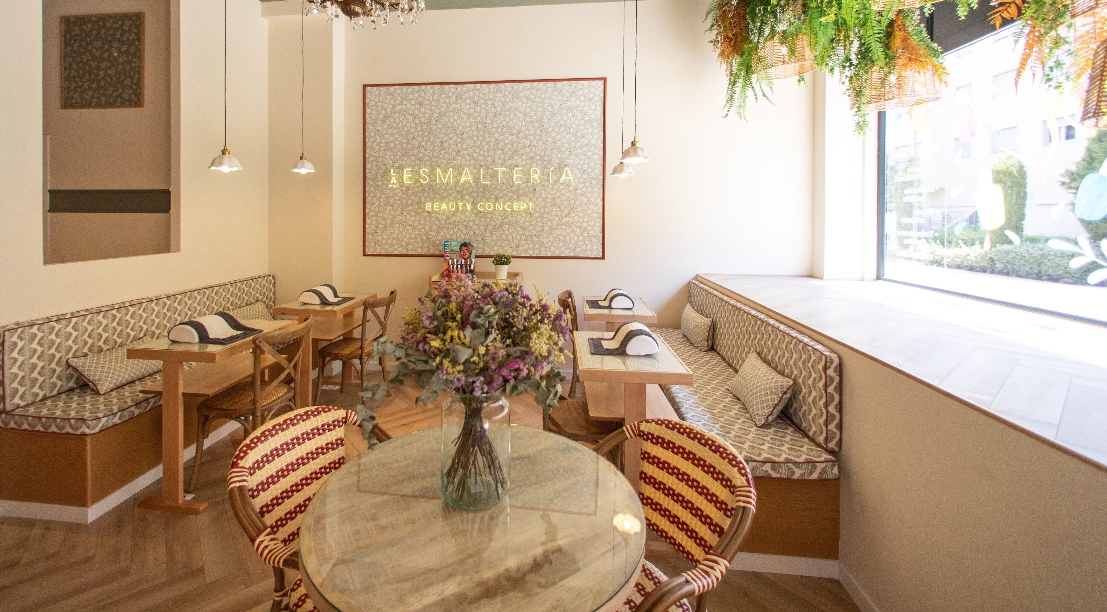 Interior elegante de La Esmaltería Getafe en Getafe, Comunidad De Madrid, ES, con decoración y sofás acogedores.