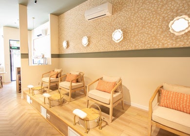 Interior acogedor de La Esmaltería Getafe en Getafe, Comunidad De Madrid, ES, mostrando sillas y decoración elegante.
