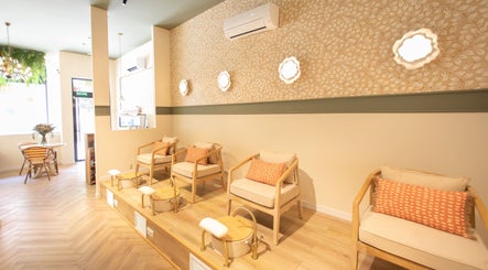 Interior acogedor de La Esmaltería Getafe en Getafe, Comunidad De Madrid, ES, mostrando sillas y decoración elegante.