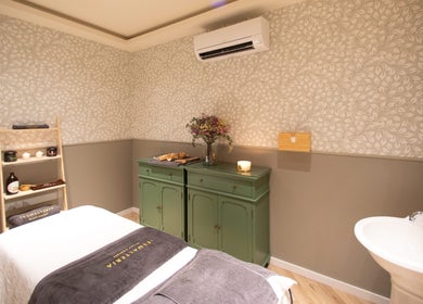 Sala de masajes acogedora en La Esmaltería Getafe, Getafe, Comunidad De Madrid, ES con decoración elegante.