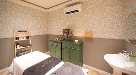 Sala de masajes acogedora en La Esmaltería Getafe, Getafe, Comunidad De Madrid, ES con decoración elegante.