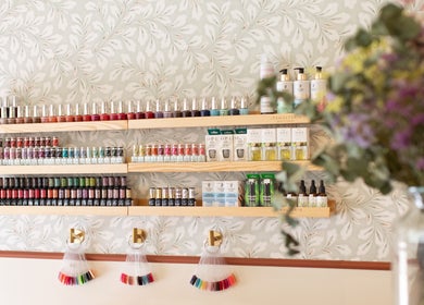 Estante de esmaltes en La Esmaltería Getafe, Getafe, Comunidad De Madrid, ES, destacando variedad de colores.