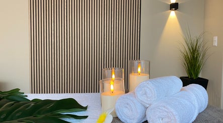 Ruhiger Raum im Sense Thai Massage & Boutique Spa, Tübingen, Baden-württemberg, DE mit Kerzen und Handtüchern.