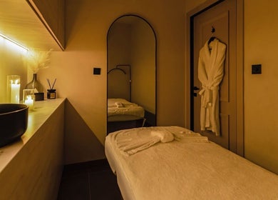 Relaxing spa room at Repose Ladies Salon L.L.C, Dubai, Dubai, AE, featuring soft lighting and cozy amenities.