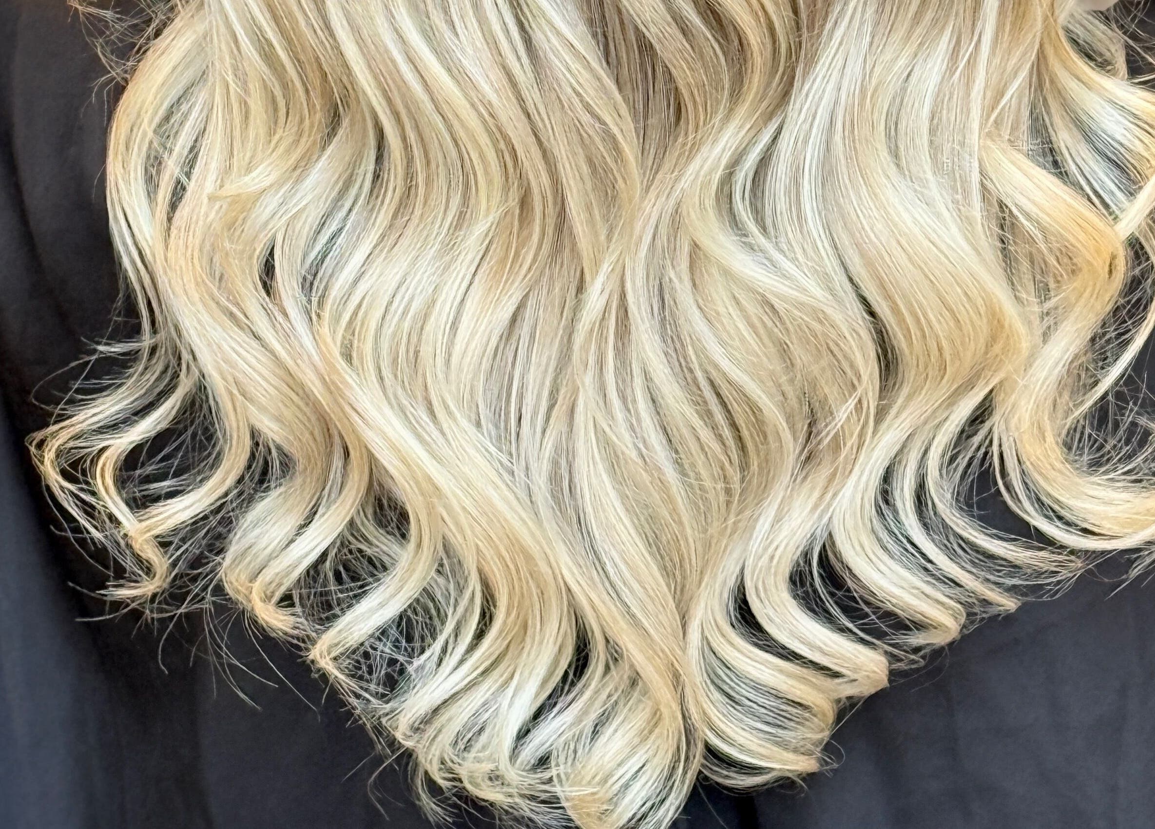 Blonde wavy hairstyle at Repose Ladies Salon L.L.C in Dubai, Dubai, AE, showcasing elegant salon services.