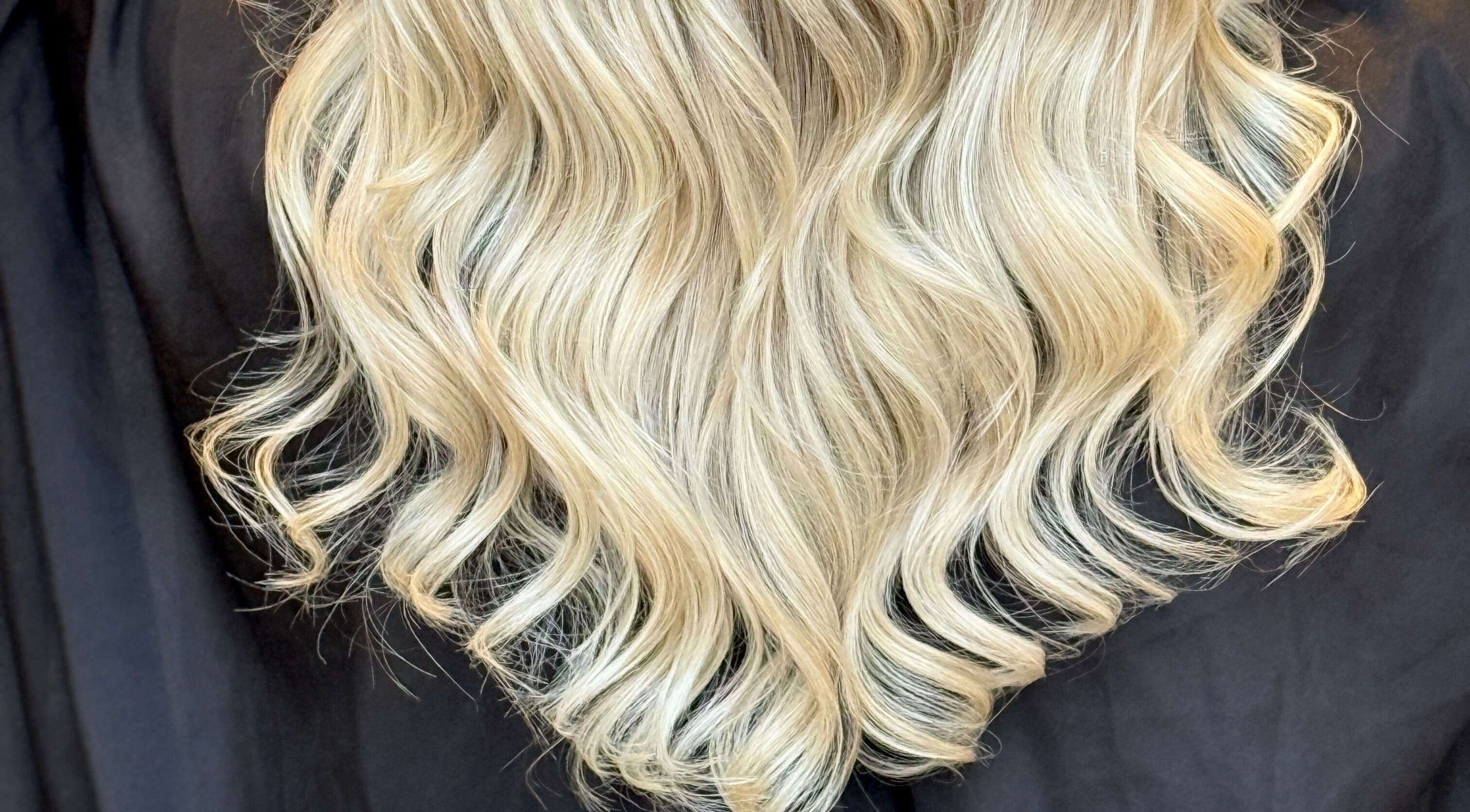 Blonde wavy hairstyle at Repose Ladies Salon L.L.C in Dubai, Dubai, AE, showcasing elegant salon services.