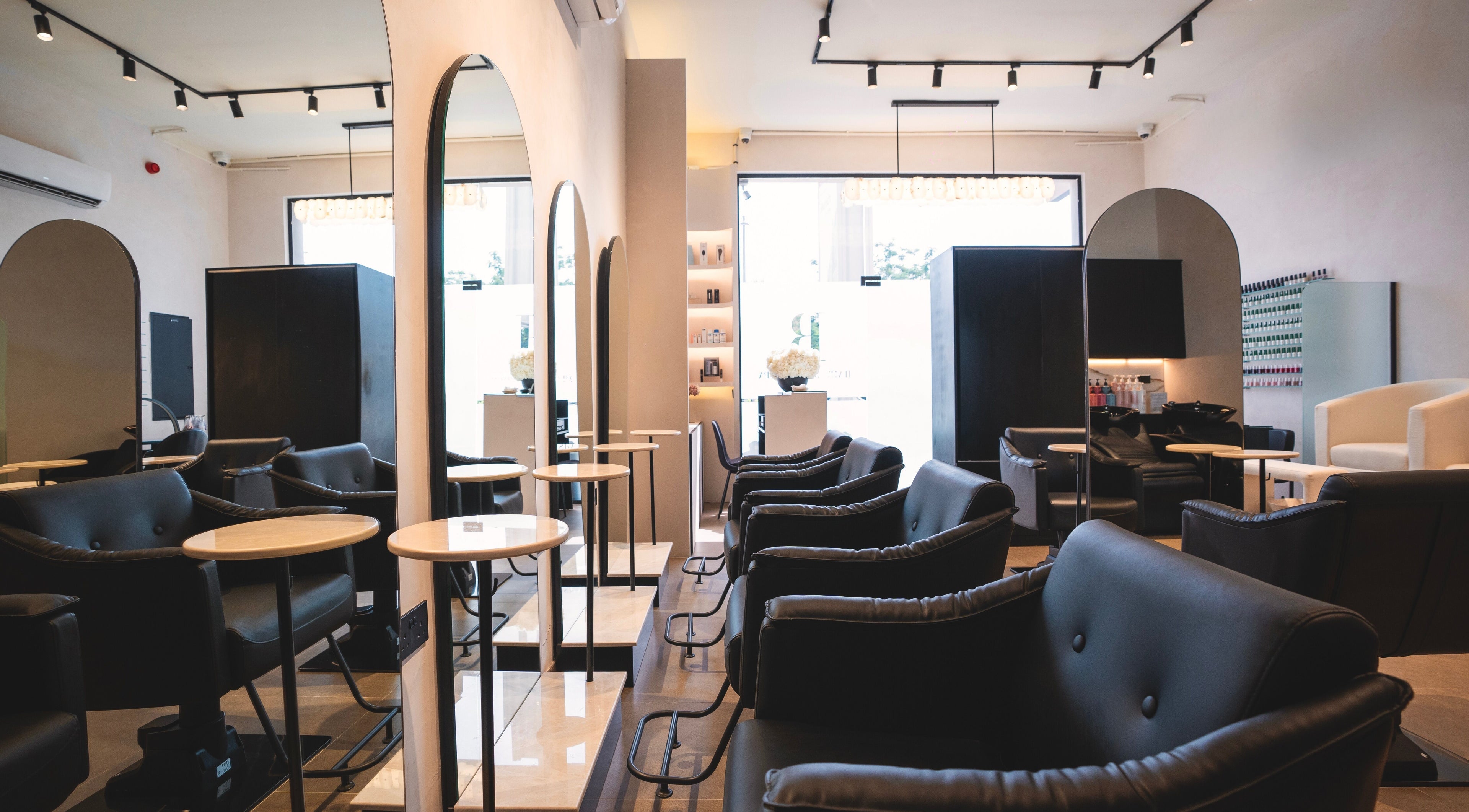 Modern interior of Repose Ladies Salon L.L.C in Dubai, Dubai, AE with stylish black chairs and mirrors.