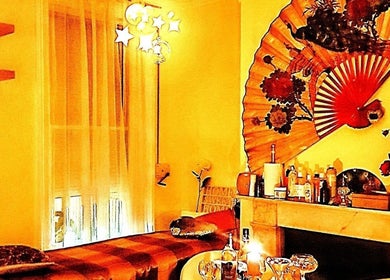 Relaxing massage room at Doctor Massage, London, England, GB with cozy decor and ambient lighting.