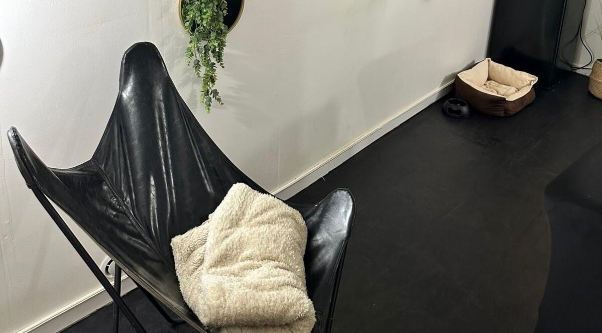 Espace détente avec chaise noire et plaid chez Lou Lou, Aix-en-provence, Provence-alpes-côte D'azur, FR.