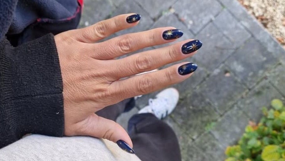 Ongles décorés d'étoiles au salon XO esthétique à Wavre, Région Wallonne, BE.
