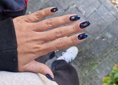 Ongles décorés d'étoiles au salon XO esthétique à Wavre, Région Wallonne, BE.