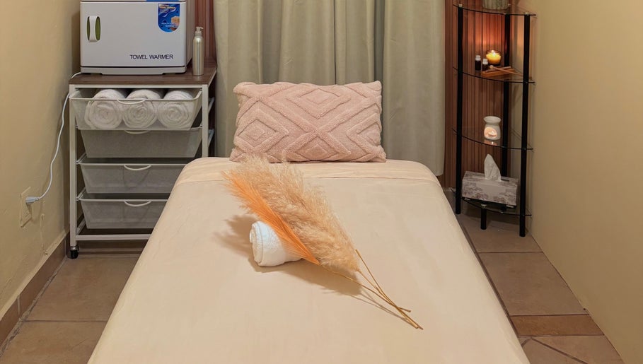 Camilla de masaje relajante en Samer Spa, Puerto Vallarta, Jalisco, MX con toallas y decoración cálida.