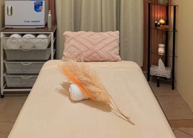 Camilla de masaje relajante en Samer Spa, Puerto Vallarta, Jalisco, MX con toallas y decoración cálida.