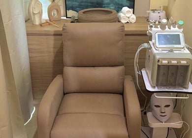 Silla de relajación en Samer Spa, Puerto Vallarta, Jalisco, MX, junto a equipo de tratamiento facial avanzado.