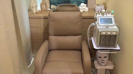 Silla de relajación en Samer Spa, Puerto Vallarta, Jalisco, MX, junto a equipo de tratamiento facial avanzado.