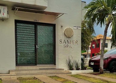 Entrada de Samer Spa en Puerto Vallarta, Jalisco, MX, rodeada de vegetación tropical.