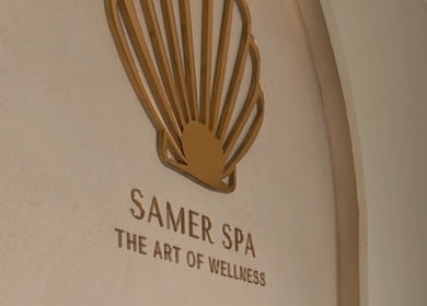 Logo dorado de Samer Spa en Puerto Vallarta, Jalisco, MX en una elegante pared.