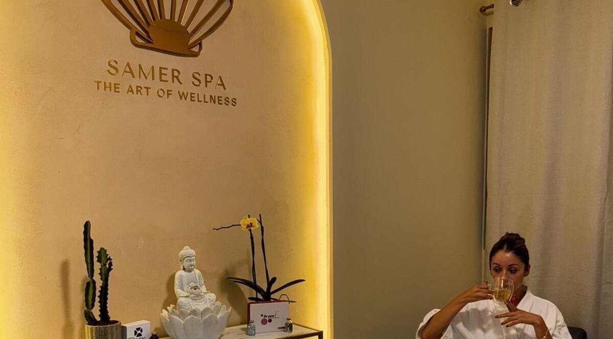 Mujer relajada en Samer Spa, Puerto Vallarta, Jalisco, MX, rodeada de elementos de bienestar.