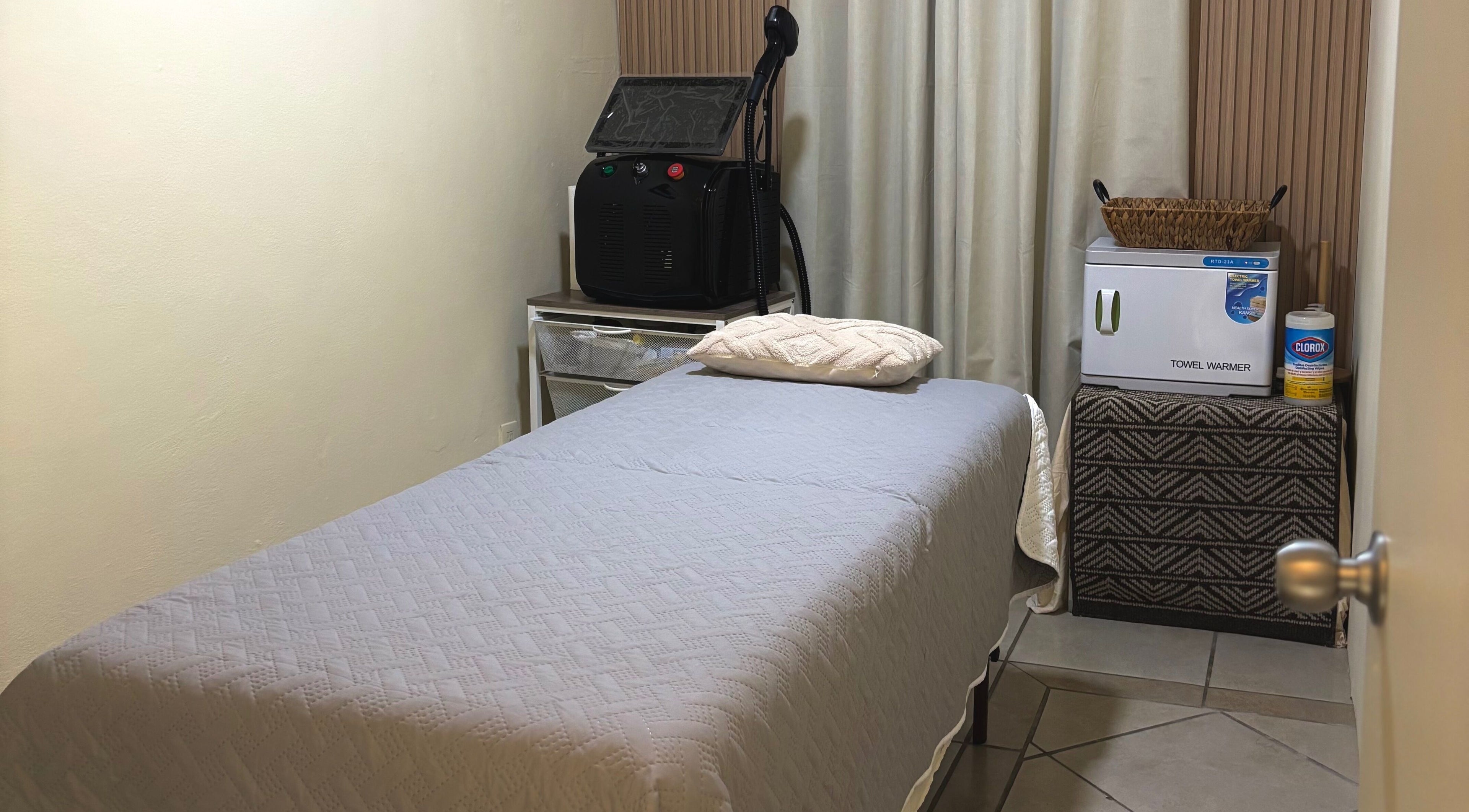 Sala de masaje en Samer Spa, Puerto Vallarta, Jalisco, MX con camilla y equipo relajante.