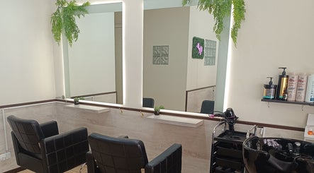 Salón moderno en Marca Estil by Andrea en Amposta, Catalunya, ES, con espejos brillantes y decoración verde.