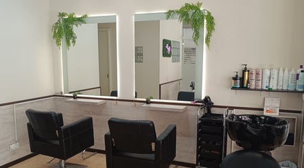 Sala elegante en Marca Estil by Andrea en Amposta, Catalunya, ES, con cómodas sillas y espejos iluminados.