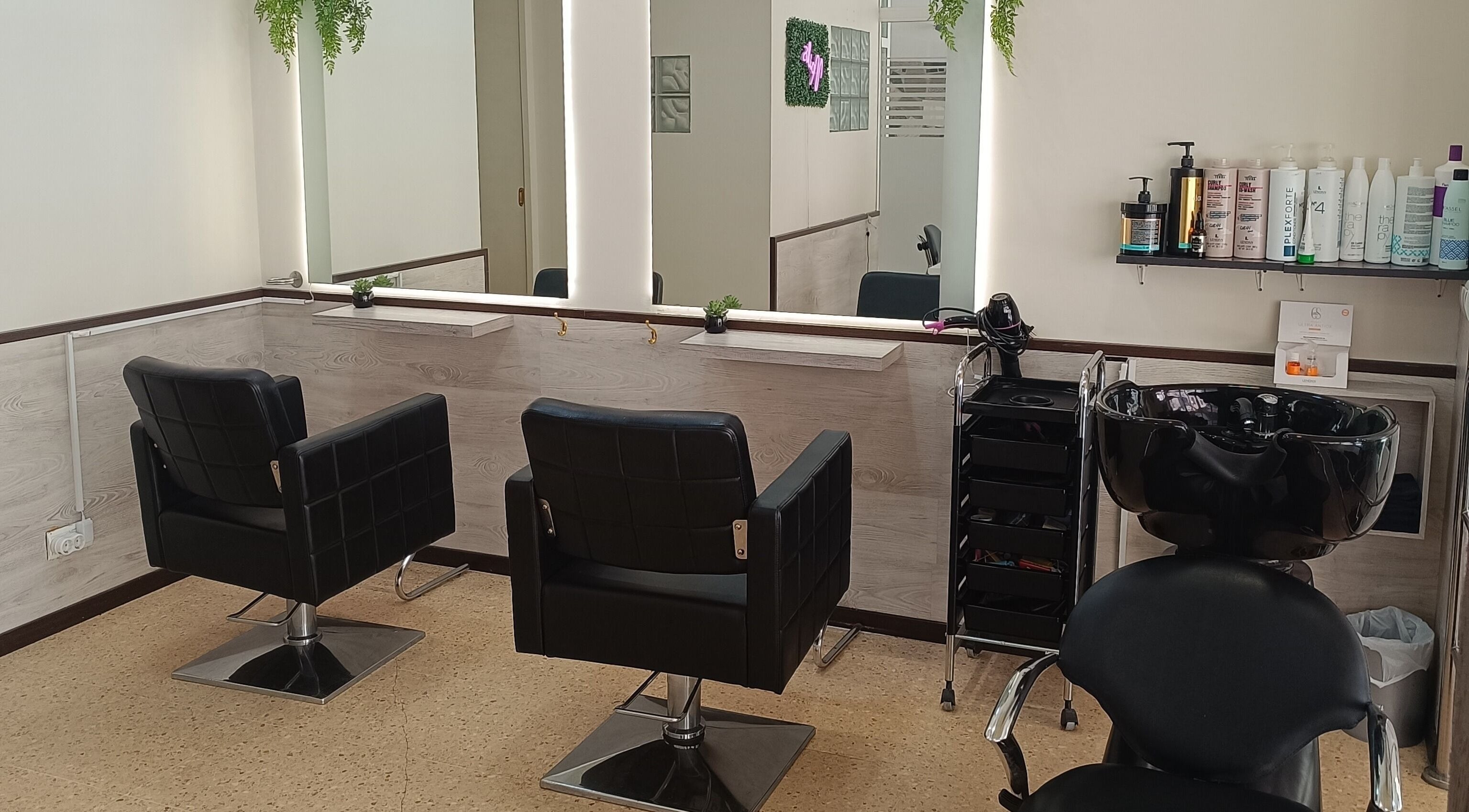 Interior elegante de Marca Estil by Andrea en Amposta, Catalunya, ES, con sillas modernas y lavabos.