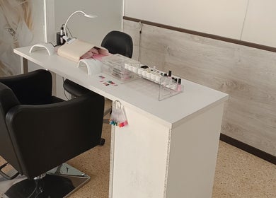 Espacio de manicura elegante en Marca Estil by Andrea, Amposta, Catalunya, ES, equipado con herramientas modernas.