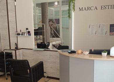 Interior sofisticado de Marca Estil by Andrea en Amposta, Catalunya, ES; recepción y estación de belleza.