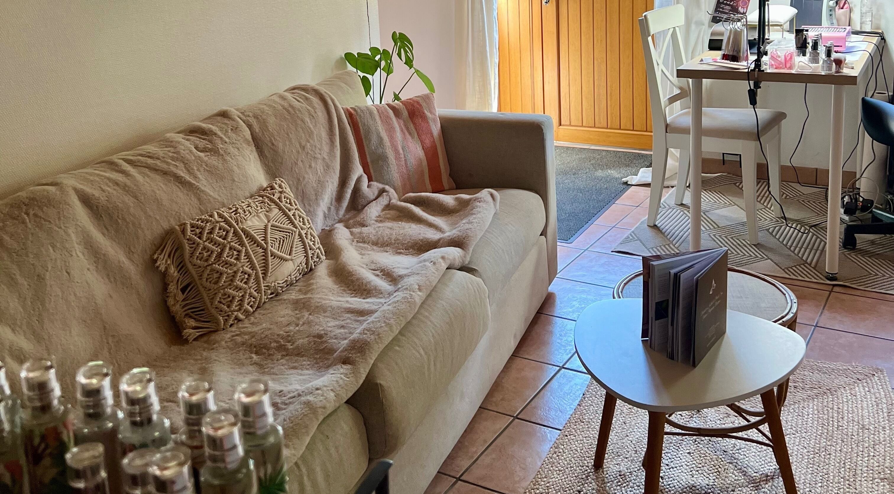 Salon de détente chez Les P’tits Soins d’Amandine à Plouguenast-langast, Bretagne, FR. Ambiance chaleureuse.