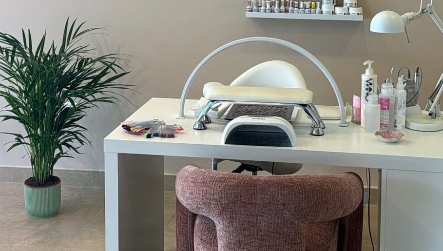 Nail station setup at Beauty by Alannys, Estepona, Andalucía, ES with tools and greenery.