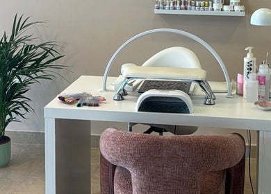 Nail station setup at Beauty by Alannys, Estepona, Andalucía, ES with tools and greenery.