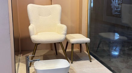 Comfy chair and footrest at Beauty by Alannys, Estepona, Andalucía, ES for relaxation and wellness.