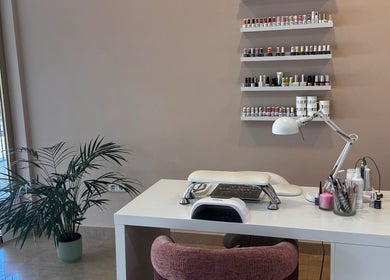 Nail station at Beauty by Alannys, Estepona, Andalucía, ES, featuring a manicure desk and polish display.