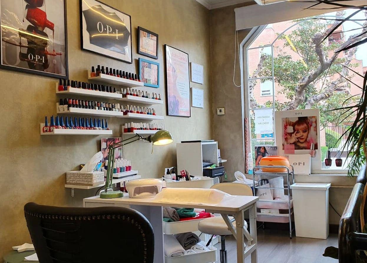 Interior de Karpe Peluquerías - Pozuelo en Pozuelo De Alarcón, lugar acogedor con esmaltes y decoración moderna.