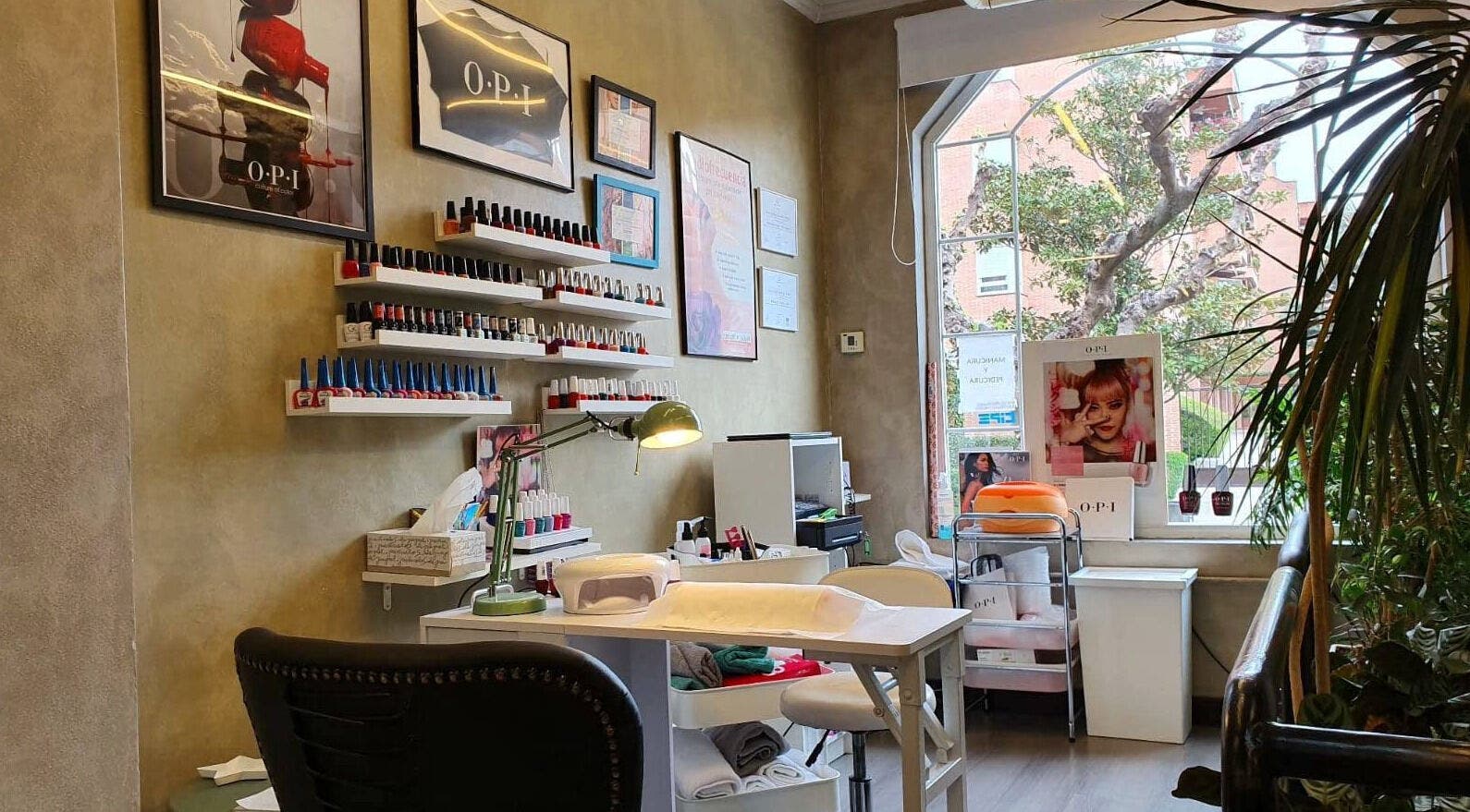 Interior de Karpe Peluquerías - Pozuelo en Pozuelo De Alarcón, lugar acogedor con esmaltes y decoración moderna.